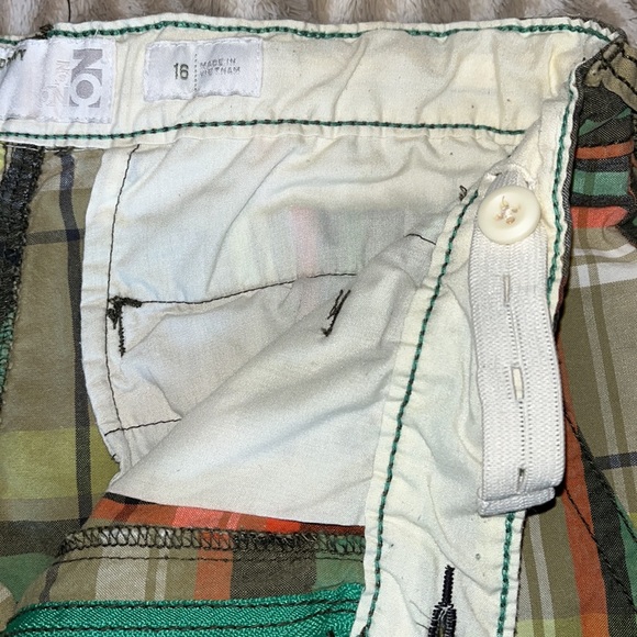 Boy’s Old Navy Green Plaid Bermuda Shorts - Picture 3 of 4